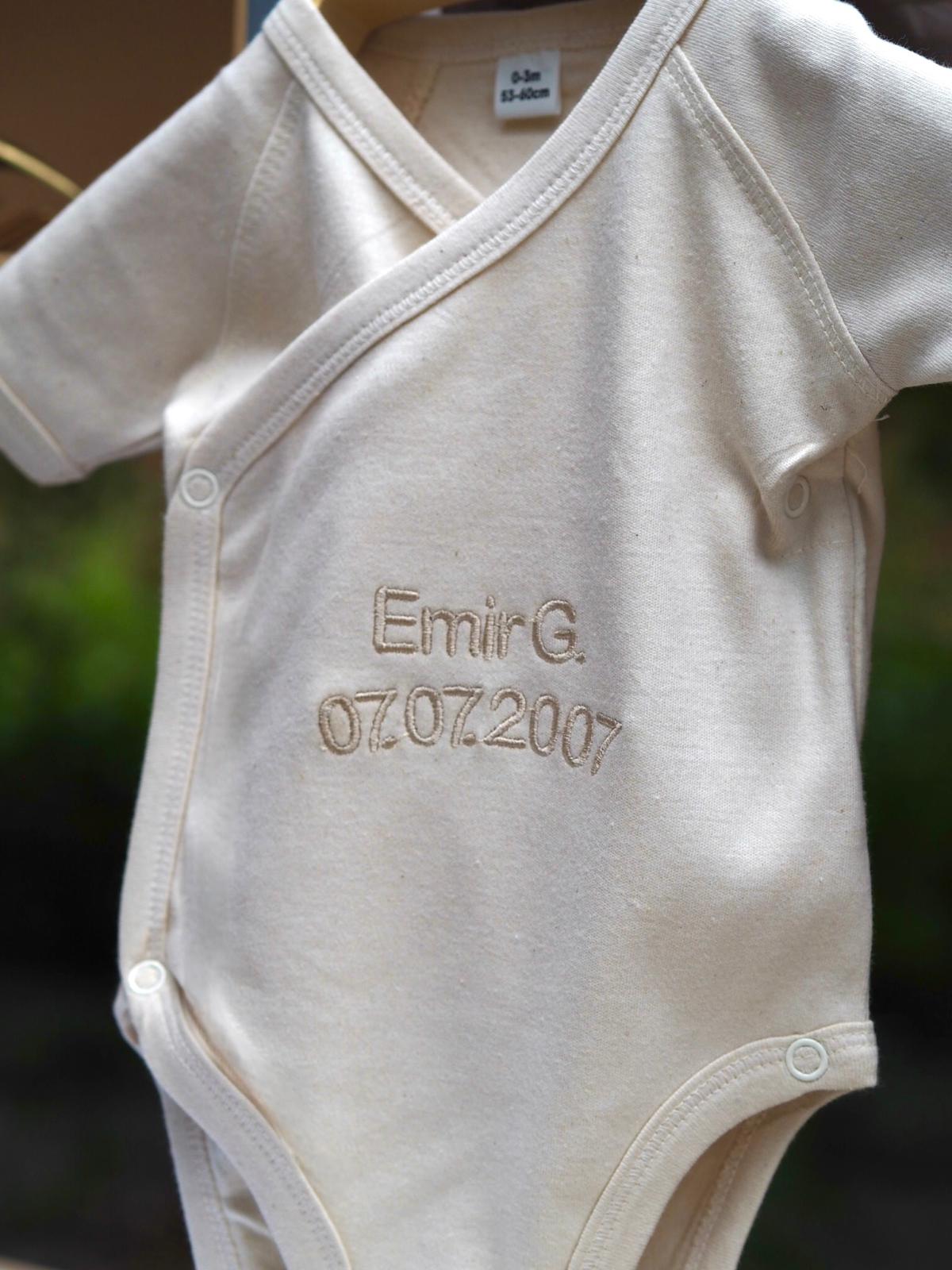 Personalisierter Baby Bodysuit – Mit Namen bestickt – Liebevolles Geschenk zur Geburt oder Taufe – Versand aus Deutschland