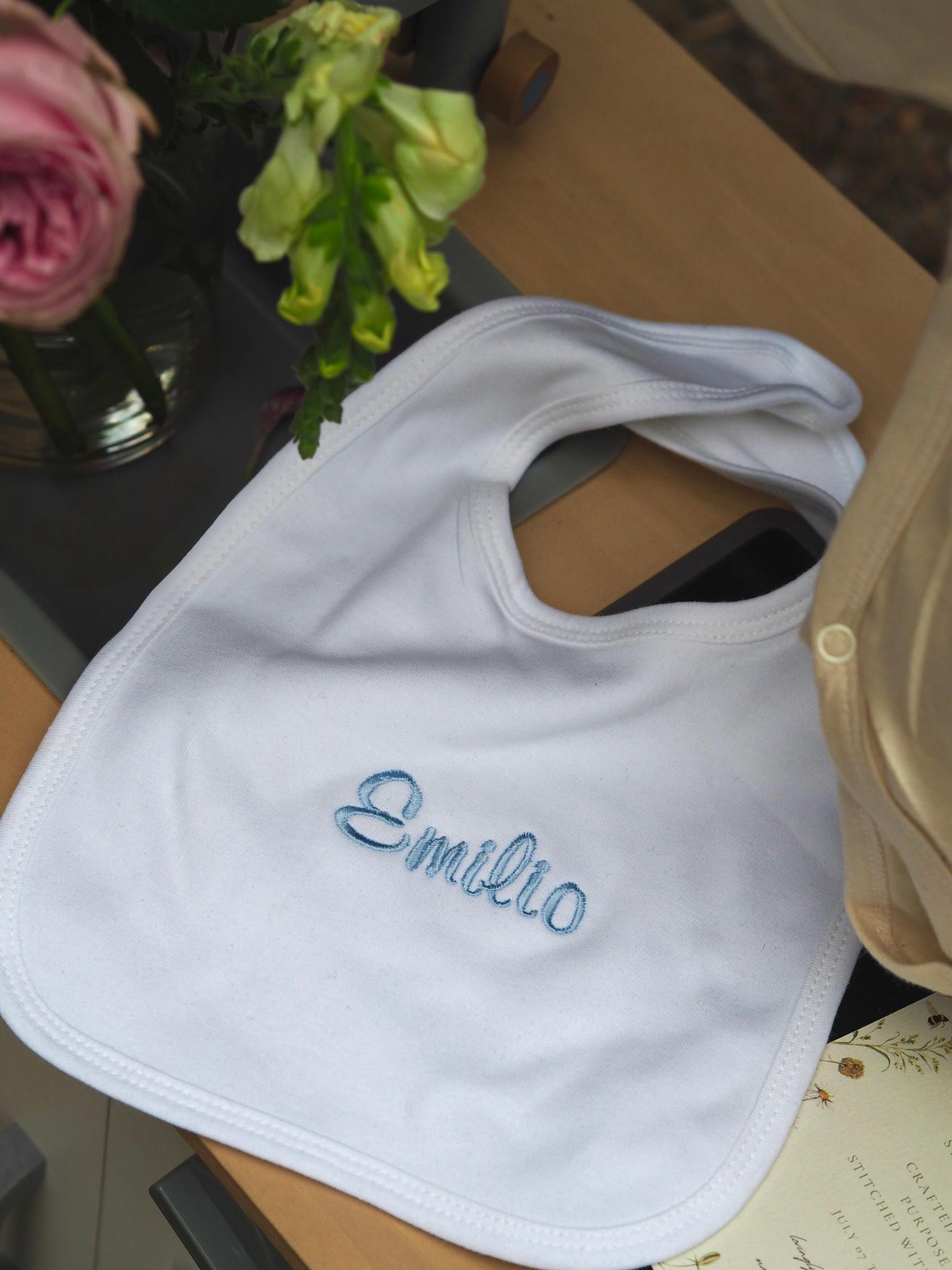 Personalisierte Baby-Lätzchen – Mit Namen bestickt – Liebevolles Geschenk zur Geburt oder Taufe – Versand aus Deutschland