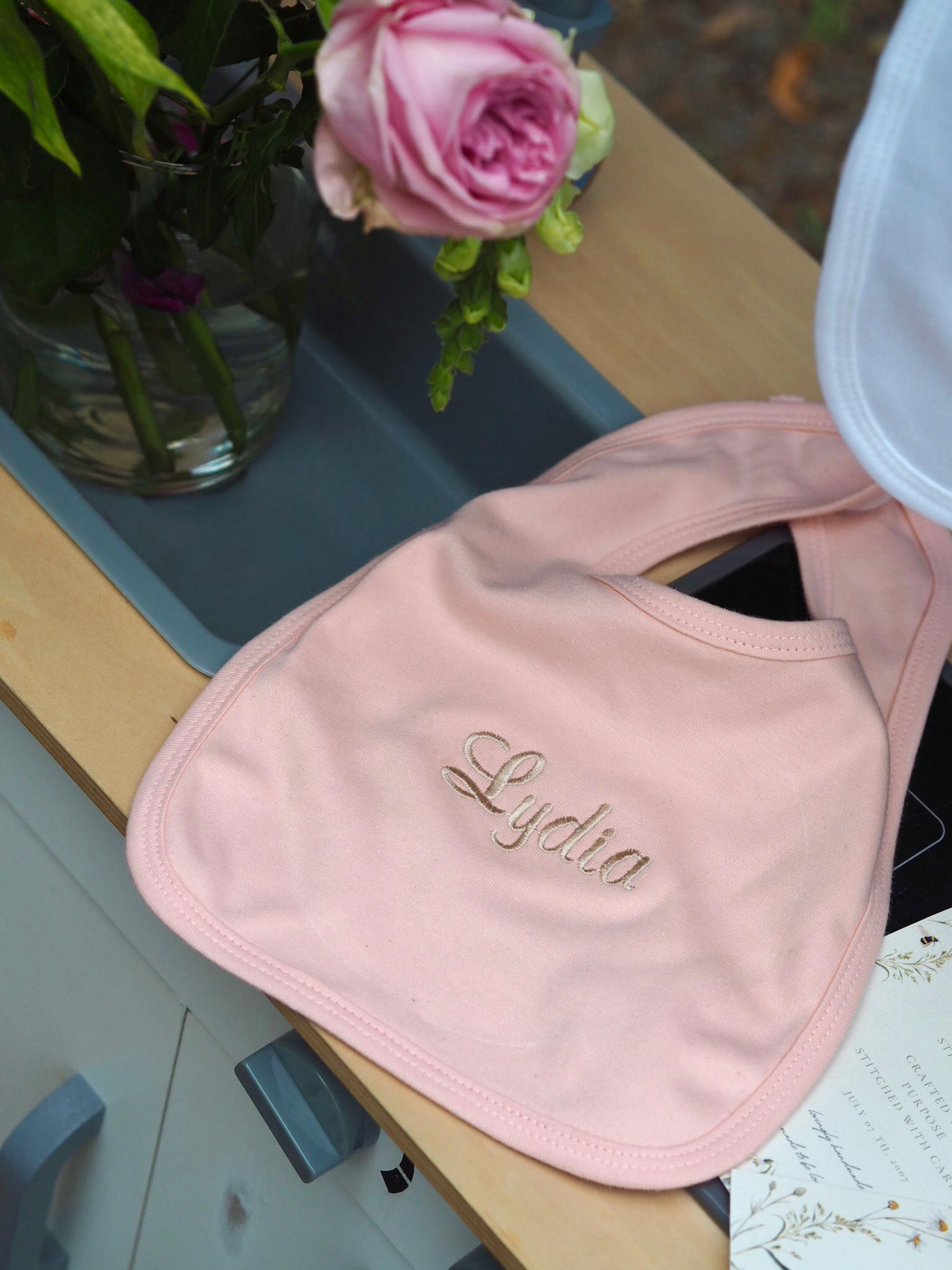 Personalisierte Baby-Lätzchen – Mit Namen bestickt – Liebevolles Geschenk zur Geburt oder Taufe – Versand aus Deutschland