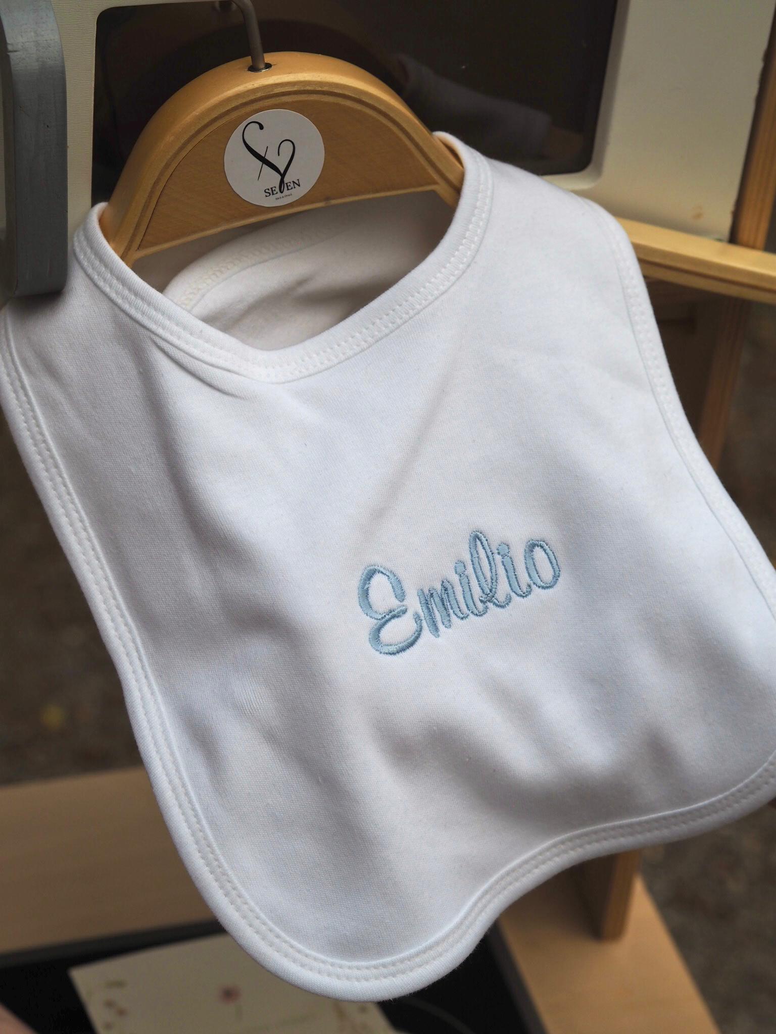 Personalisierte Baby-Lätzchen – Mit Namen bestickt – Liebevolles Geschenk zur Geburt oder Taufe – Versand aus Deutschland
