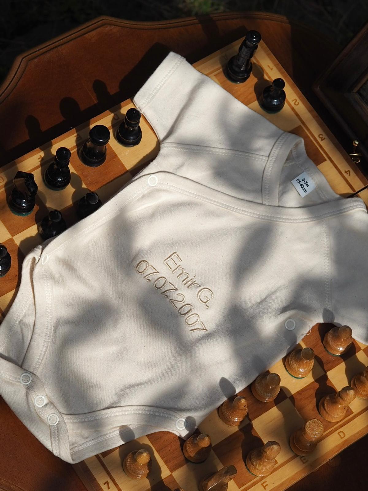 Personalisierter Baby Bodysuit – Mit Namen bestickt – Liebevolles Geschenk zur Geburt oder Taufe – Versand aus Deutschland