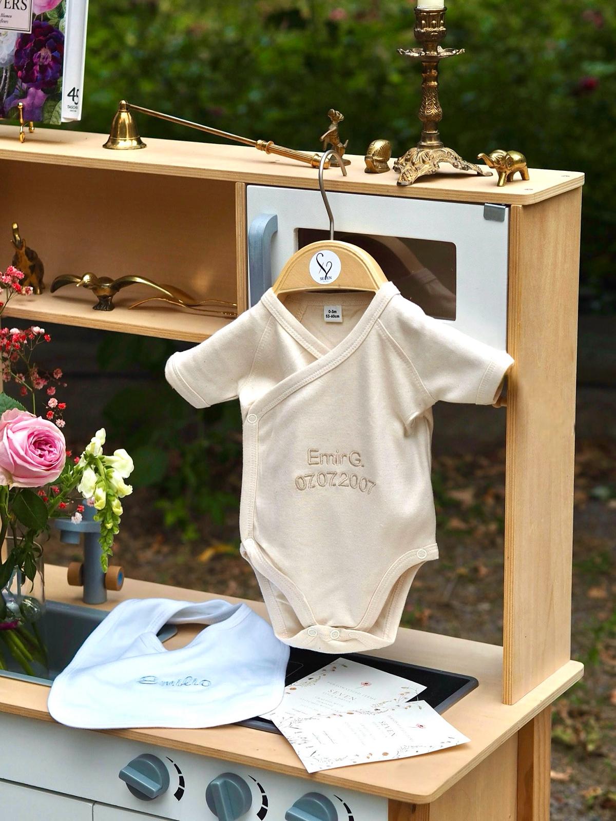 Personalisierter Baby Bodysuit – Mit Namen bestickt – Liebevolles Geschenk zur Geburt oder Taufe – Versand aus Deutschland