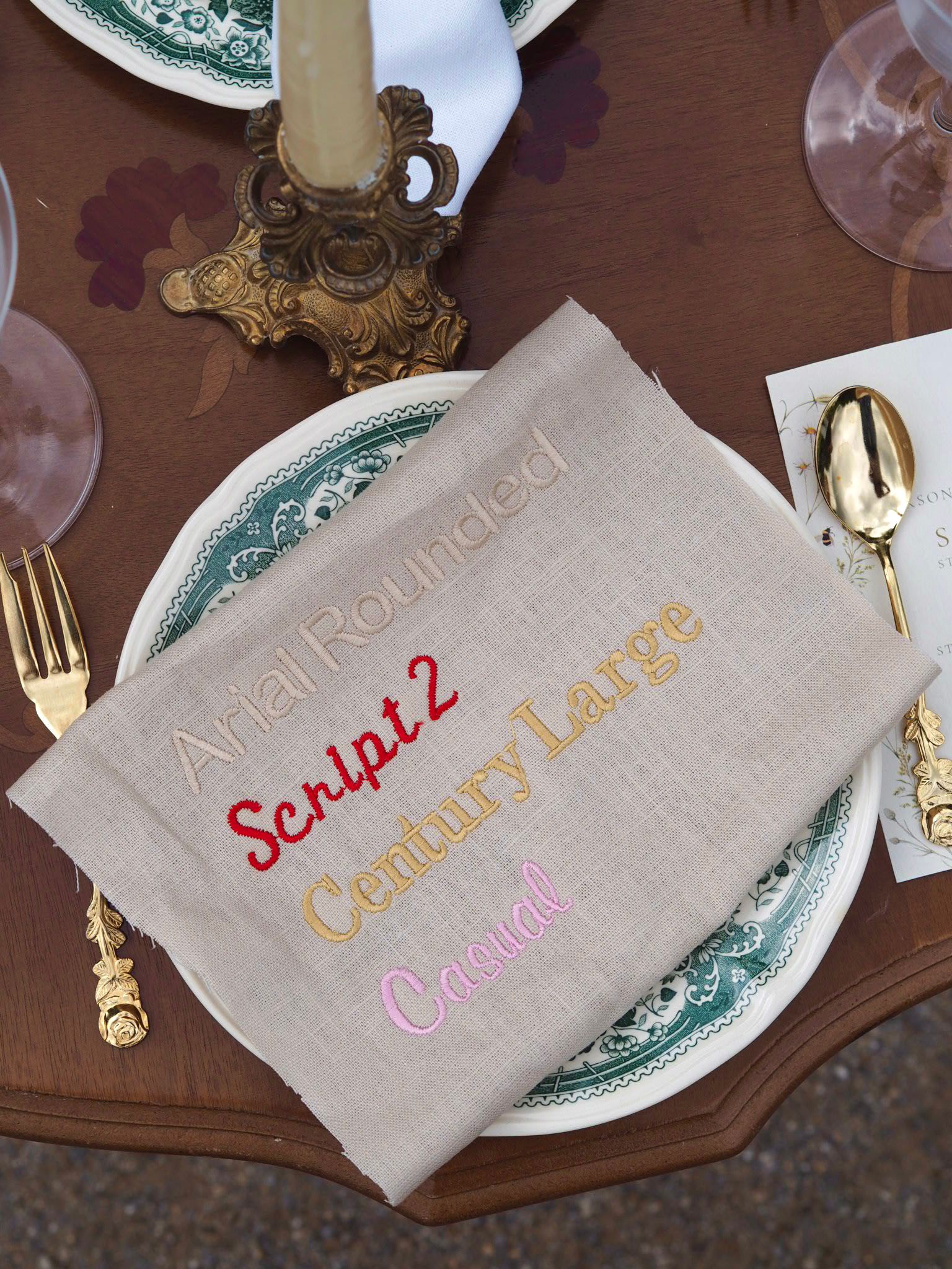 Personalisierte Kissenbezüge – Mit Namen oder Datum bestickt – Geschenk für Hochzeit, Familie & Zuhause – Versand aus Deutschland